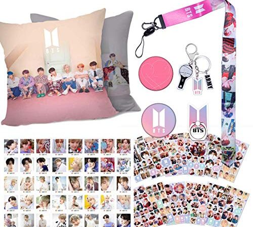 Ensemble Cadeau BTS pour Army - 1 taie d'oreiller BTS / 40 Cartes Lomo/Autocollants 12 Feuille /1 lanière BTS / 1 Support de téléphone/1 Porte-clés /2 épingles à Bouton /2 Autocollants Tatoo